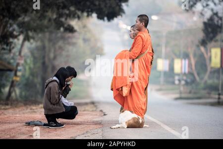 Loei, THAÏLANDE - 17 JANVIER : Les Gens donnent des offres de nourriture aux moines bouddhistes le 17 janvier 2015 à Loei, Thaïlande. Banque D'Images