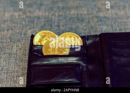 monnaie crypto monnaie pièce en cuir portefeuille sur fond gris bitcoin ethereum litecoin. bien-être financier. Banque D'Images