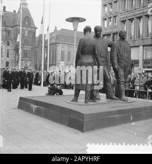 Commémoration des morts à Rotterdam, le maire Van Walsum met une couronne au monument Levant Rotterdam sur la place de l'Hôtel de ville Annotation: La statue est un dessin de mari Andriessen Date: 4 mai 1960 lieu: Rotterdam, Zuid-Holland mots clés: Maires, commémorations, monuments de guerre Nom personnel: Walsum, G.E. van Banque D'Images