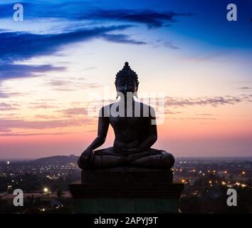 Statue de Bouddha dans le coucher du soleil à Phrabuddhachay Saraburi Temple, en Thaïlande. Banque D'Images