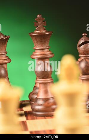 Échecs pièces en bois sur le chessboard Banque D'Images