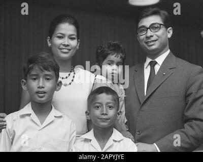 Aankomst echtgenote en kinderen van gevolmachtid Ministre van Suriname Lim a po op Schiphol 18 juli 1968; ' Banque D'Images