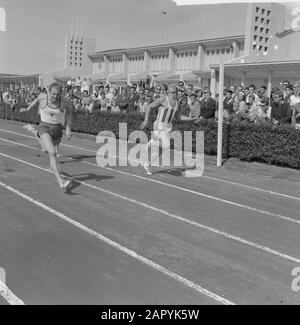 Championnat national de décathlon à Vlaardingen, Eef Kamerbeek au saut long Date: 7 août 1960 lieu: Vlaardingen, Zuid-Holland mots clés: CHAMPENSIES, TIENKAMPEN, FLOW Nom personnel: Kamerbeek, Eef Banque D'Images