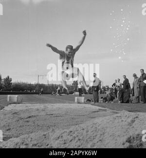 Championnat national de décathlon à Vlaardingen, Eef Kamerbeek au saut long Date: 7 août 1960 lieu: Vlaardingen, Zuid-Holland mots clés: CHAMPENSIES, TIENKAMPEN, FLOW Nom personnel: Kamerbeek, Eef Banque D'Images