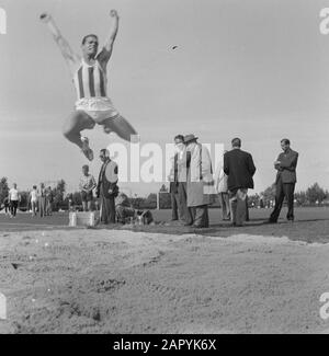 Championnat national de décathlon à Vlaardingen, Eef Kamerbeek au saut long Date: 7 août 1960 lieu: Vlaardingen, Zuid-Holland mots clés: CHAMPENSIES, TIENKAMPEN, FLOW Nom personnel: Kamerbeek, Eef Banque D'Images