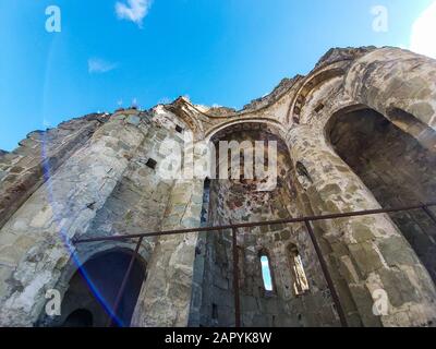 Les célèbres ruines de la cathédrale de Ninotsminda et le monastère de Kakheti, Géorgie Banque D'Images