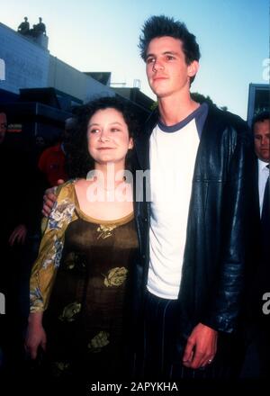 Westwood, Californie, États-Unis 9 juin 1995 actrice Sara Gilbert assiste à la première "Batman Forever" de Warner Bros. Le 9 juin 1995 au Mann Village Theatre de Westwood, Californie, États-Unis. Photo De Barry King/Alay Stock Photo Banque D'Images