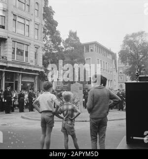 Dévoilement de la figurine Het Amsterdam barrages Sweeverdje op het Spui, quelques Amsterdam chetheart voir leur image Date: 10 septembre 1960 mots clés: Révèle, figurines Nom personnel: Spui Banque D'Images