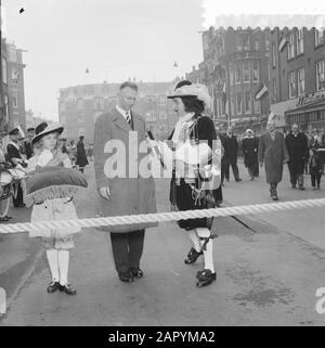 Ouverture de l'amiral de Ruyterweg par Alderman G. van t Hull, v.n.n. navire garçon, aldermen Van Hull et amiral de Ruyter Date : 5 février 1960 mots clés : ouvertures, bateaux garçons Nom personnel : Admiraal de Ruyter, Hull, Goosen va non Banque D'Images