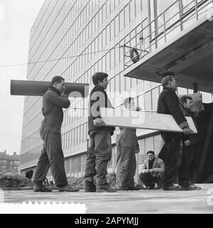 Déménagement du GAK de Keizersgracht au nouveau bureau de Bos en Lommerplein Date: 22 février 1960 lieu: Amsterdam, Noord-Holland mots clés: Bureaux, relocations Nom de l'institution: GAK Banque D'Images