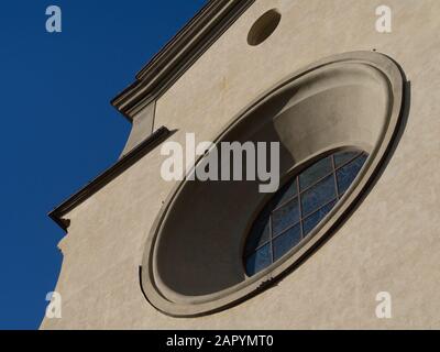 Un détail de la façade et de la fenêtre rose de l'Église de Santo Spirito (Église du Saint-Esprit) à Florence, Italie. Banque D'Images