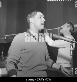 ISAN Philippe (oui oui) chante dans le programme radio semaine de la semaine, Jean Philippe pendant la répétition sur fond Dolf van de Linden Date : 18 mars 1960 mots clés : Radioprogramme, antécédents, répétitions Nom personnel : Dolf van der Linden, Isan Philippe, Jean Philippe Banque D'Images