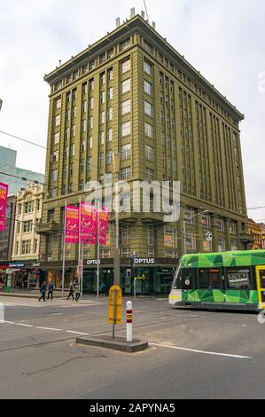 Melbourne, Australie - 17 avril 2017 : bâtiment historique des London Stores et tramway traversant la route. Melbourne CBD scène de rue Banque D'Images