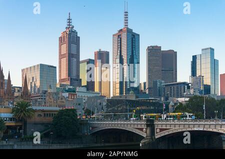 Melbourne, Australie - 18 avril 2017 : paysage urbain du quartier central des affaires de Melbourne avec le pont historique de Princes Bridge au premier plan Banque D'Images