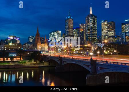 Melbourne, Australie - 19 avril 2017 : paysage urbain du quartier central des affaires de Melbourne avec trafic au Princes Bridge la nuit Banque D'Images