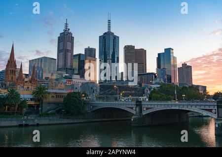 Melbourne, Australie - 20 avril 2017 : vue sur la ville du quartier central des affaires de Melbourne avec Princes Bridge au premier plan Banque D'Images