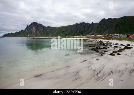 Vue sur la belle plage de sable calme., village sur les îles Lofoten, Nordland, Norvège, Scandinavie Banque D'Images