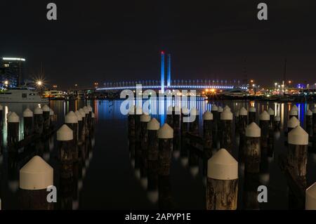 Jetée centrale et pont de Bolte la nuit. Docklands, Melbourne. Australie Banque D'Images