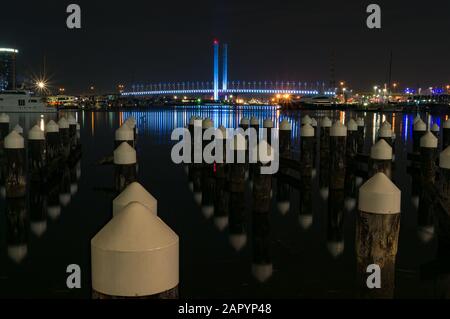 Jetée centrale et pont de Bolte la nuit. Docklands, Melbourne. Australie. Tir long Banque D'Images