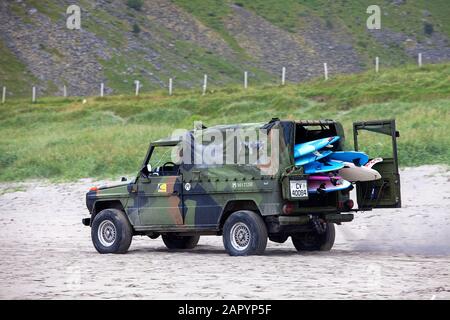 Jeep chargé de planches de surf, de surfs, de conduire sur la plage, îles Lofoten, Nordland, Norvège, Scandinavie Banque D'Images