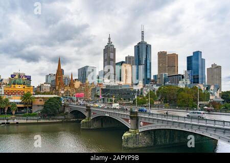 Melbourne, Australie - 21 avril 2017 : quartier des affaires de Melbourne, vue sur le quartier central des affaires avec le pont historique des Princes Bridge sur la rivière Yarra le jour des pluies Banque D'Images