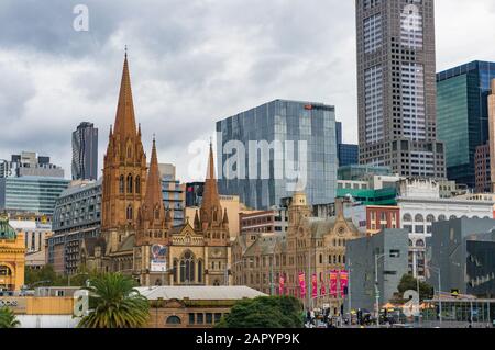 Melbourne, Australie - 21 avril 2017 : vue sur le quartier des affaires de Melbourne avec le bâtiment de la cathédrale St Paul Banque D'Images