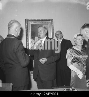 Cérémonie de remise des prix Constantijn Huygensprijs pour Anton van Dunkirk, maire Van Kolfschoten en conversation avec A. van Dunkirk Date : 26 novembre 1960 mots clés : Prix, maires, conversations Nom personnel : Anton van Dunkirk, Kolfschoten, Hans van Banque D'Images