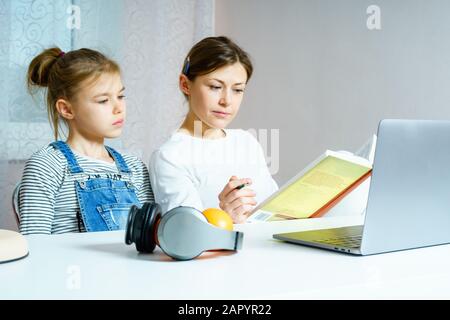 La mère et la fille font leurs devoirs ensemble Banque D'Images