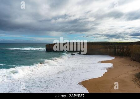 Plage de l'océan et côte de falaise le jour nuageux. Great Ocean Road, Victoria, Australie Banque D'Images