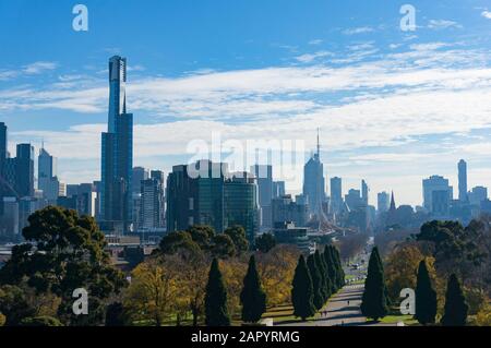 Vue d'en haut sur le paysage urbain de Melbourne, le quartier de Southbank et la route St Kilda Banque D'Images