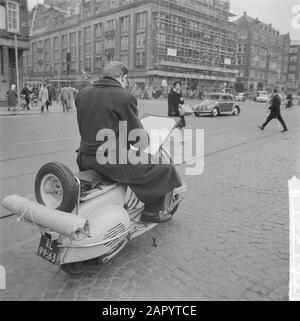 Scootertekenaar Op De Dam Date : 13 Mars 1961 Lieu : Amsterdam, Noord-Holland Banque D'Images