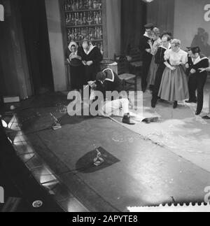 Performances TV des Jantjes. Brawl entre la poupée et la magnifique Leendert Annotation: Rudi Falkenhagen (Dolle Dries) et ton vos (Magnifique Leendert) Date: 13 mars 1961 mots clés: TV-performance Banque D'Images