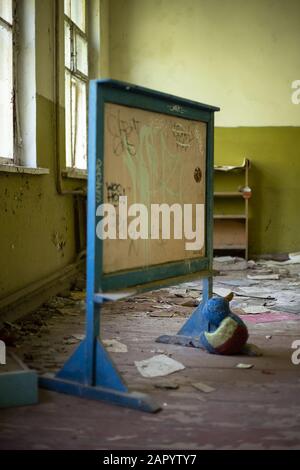 Tchernobyl, Ukraine, 20 Mai 2019. Tableau noir dans la maternelle abandonnée Banque D'Images