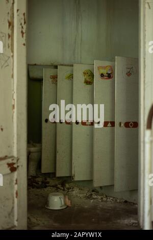 Tchernobyl, Ukraine, 20 Mai 2019. Toilettes dans la maternelle abandonnée Banque D'Images