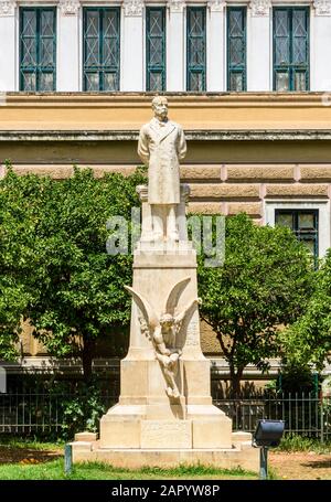 Statue de marbre du Premier ministre Charilaos Trikoupis par le sculpteur Thomas Thomopoulos à l'extérieur du Musée National d'Histoire, Athènes, Grèce Banque D'Images