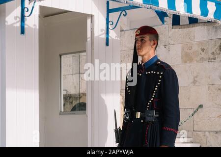 Athènes, Grèce - 21 décembre 2019: Garde à son poste à l'extérieur d'une boîte de sente, Parlement grec, Athènes, Grèce Banque D'Images