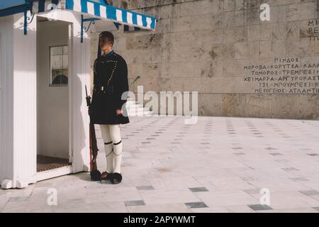 Athènes, Grèce - 21 décembre 2019: Garde à son poste à l'extérieur d'une boîte de sente, Parlement grec, Athènes, Grèce Banque D'Images