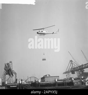 Hélicoptère avec cargaison au-dessus de Maashaven Date : 16 juin 1961 lieu : Rotterdam mots clés : hélicoptères Banque D'Images