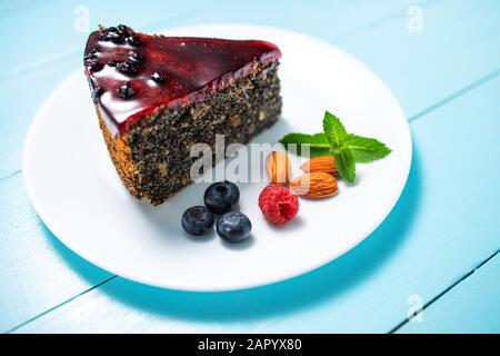 Gâteau aux fruits de baies, céréales de chia et noix dans une assiette Banque D'Images