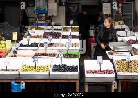 Athènes, Grèce - 21 décembre 2019: Olives à vendre sur le marché public d'Athènes, Dimotiki agora, également connu sous le nom de marché public central d'Athènes Banque D'Images