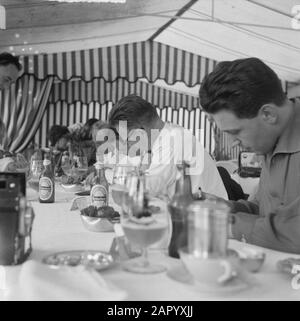 Josephine Baker Au Château Les Milandes Diner Date: 26 Juin 1961 Lieu: France Mots Clés: Diners, Châteaux Nom De Famille: Baker, Josephine Banque D'Images