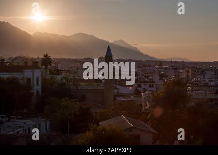 Soirée au-dessus du port de Kyrenia (alias Girne), dans le nord de Chypre, depuis le château Banque D'Images