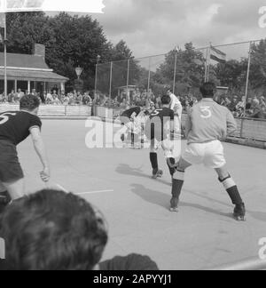 Rolhockey Pays-Bas contre Belgique 3-0. Moment du jeu Date: 23 juillet 1961 lieu: La Haye mots clés: Rolhockey Banque D'Images