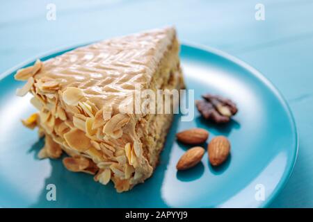 Gâteau avec des arachides, noix, chocolat et crème caramel Banque D'Images