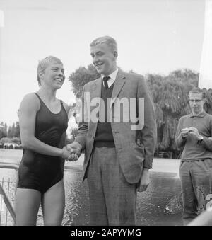 Championnats Néerlandais De Natation À Breda. Johan Bontekoe Félicite Ineke Tigelaar Date : 29 Juillet 1961 Lieu : Breda, Noord-Brabant Mots Clés : Championnats, Natation Nom De La Personne : Bontekoe, Johan, Tigelaar, Ineke Banque D'Images