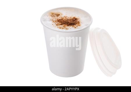 Café au lait ou un cappuccino avec la cannelle dans une tasse en plastique à emporter, isolé sur fond blanc Banque D'Images