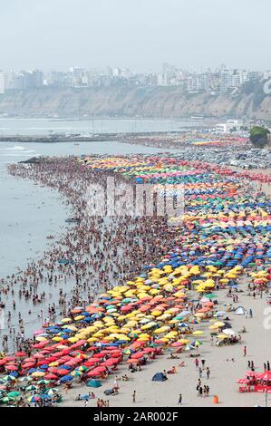 Plage bondée à Lima, Pérou Banque D'Images