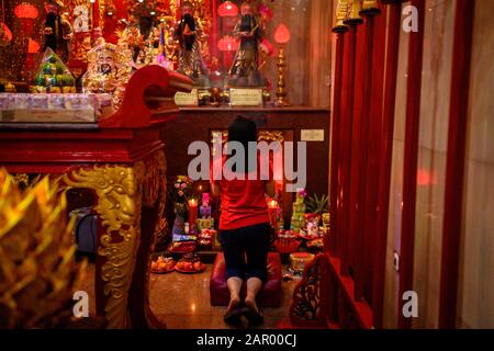 Makassar, Indonésie. 24 janvier 2020. Une femme prie pendant la célébration au temple Xian Ma à Makassar.Des Centaines de bougies sont allumées à minuit et Des Prières pour le nouvel an lunaire chinois comme expression de gratitude pour toute la fortune et pour l'espoir d'une meilleure vie dans l'année du rat. Crédit: Sopa Images Limited/Alay Live News Banque D'Images