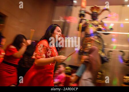 Makassar, Indonésie. 24 janvier 2020. Une femme brûle de l'encens pendant la célébration au temple Xian Ma à Makassar.Des Centaines de bougies sont allumées à minuit et Des Prières pour le nouvel an lunaire chinois comme expression de gratitude pour toute la fortune et pour l'espoir d'une meilleure vie dans l'année du rat. Crédit: Sopa Images Limited/Alay Live News Banque D'Images