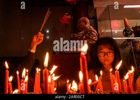 Makassar, Indonésie. 24 janvier 2020. Une femme allume des bougies pendant la célébration au temple Xian Ma à Makassar.Des Centaines de bougies sont allumées à minuit et Des Prières pour le nouvel an lunaire chinois comme expression de gratitude pour toute la fortune et pour l'espoir d'une meilleure vie dans l'année du rat. Crédit: Sopa Images Limited/Alay Live News Banque D'Images